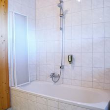 Haus-Carina-Badezimmer-Badewanne