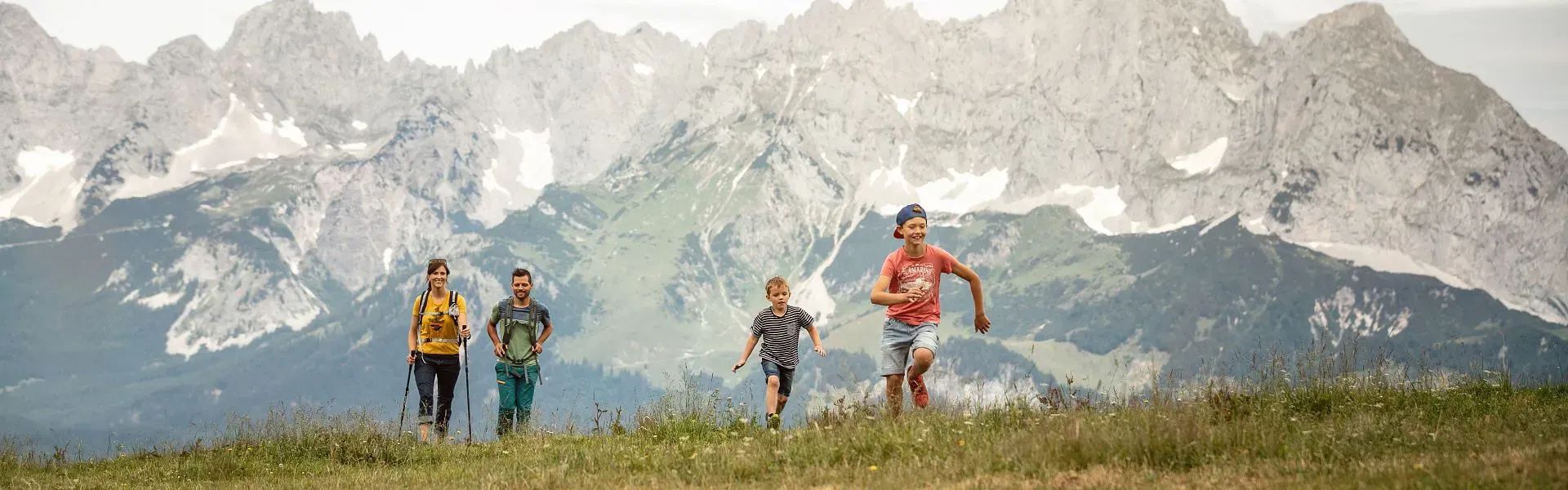 Familie beim Wandern vorm Wilden Kaiser - Region St. Johann in Tirol