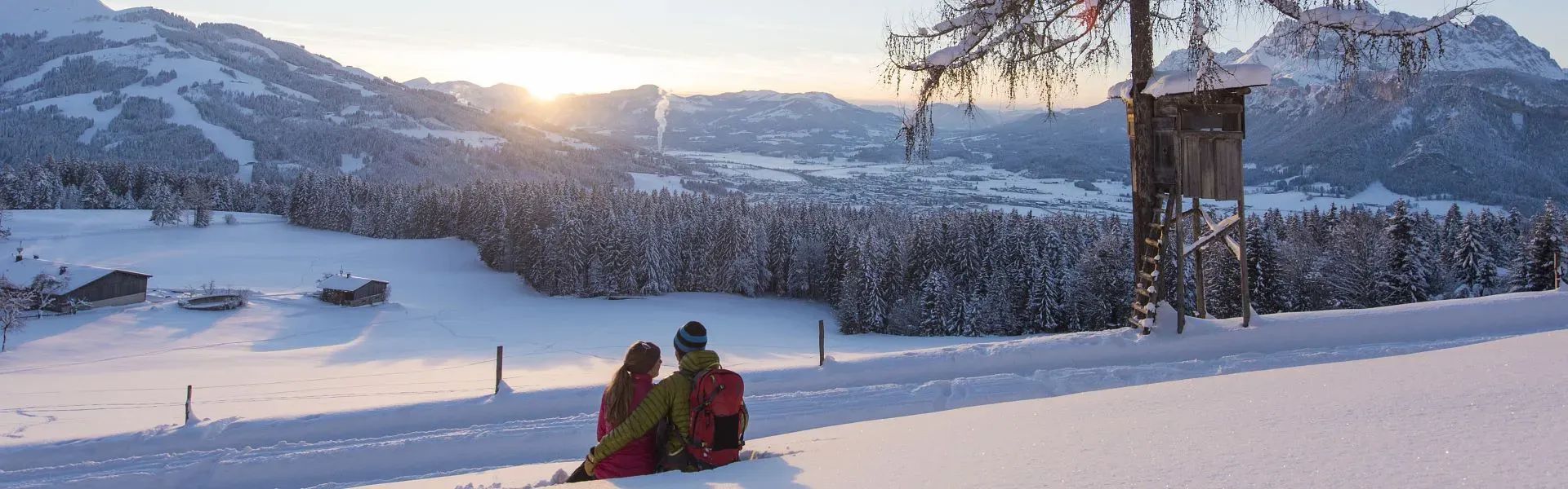 Winterwanderer beim Sonnenuntergang - Region St. Johann in Tirol