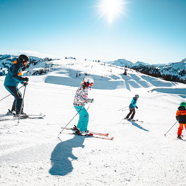 Skifahren-Familie (c) TVB Kitzbüheler Alpen-Brixental, Fotograf Mathäus Gartner (17)
