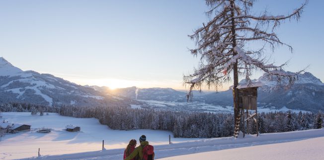 /media/gridteaser/winterwanderer-beim-sonnenuntergang-region-st.-johann-in-tirol-foto-franz-gerdl.webp