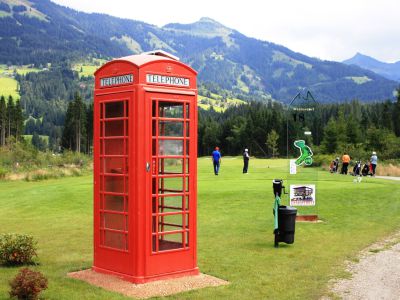 Eerste telefooncel van Tirol op een golfbaan