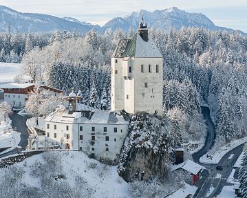 Mariastein mit Wallfahrtskirche im Winter