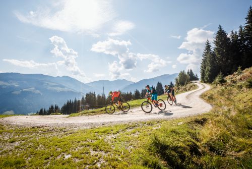 KAT Bike-Kitzbühel-Alps-Mountain bikers enjoy panoramic view-stage 2-c-E-Haiden (2)