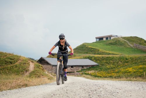 Kitzbüheler Alpen Hero Bike Lena Koller unterwegs am KAT Bike im Brixental c Daniel Gollner