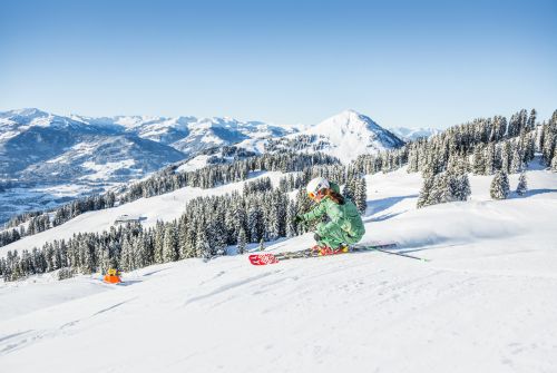 Mit Blick auf die Hohe Salve und das Skigebiet Brixental Skifahren.