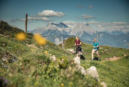 Paar beim Wandern am Kitzbüheler Horn - Region St. Johann in Tirol