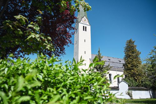 Pfarrkirche Kirchbichl im Sommer