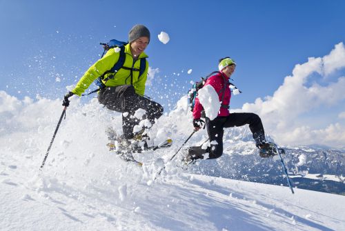 Schneeschuhwanderer beim Sprung - Region St. Johann in Tirol