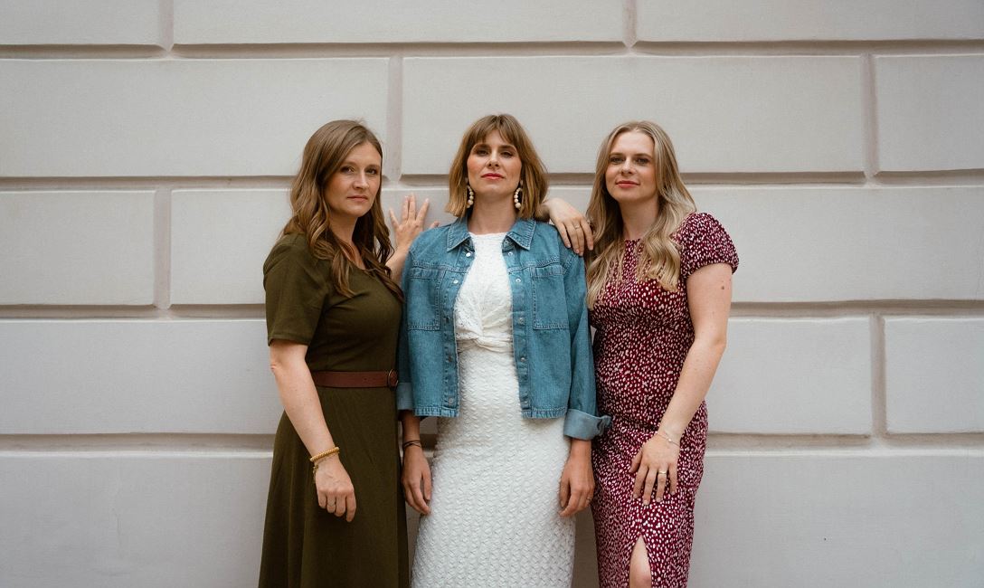 POXRUCKER SISTERS (c) Laura Edl
