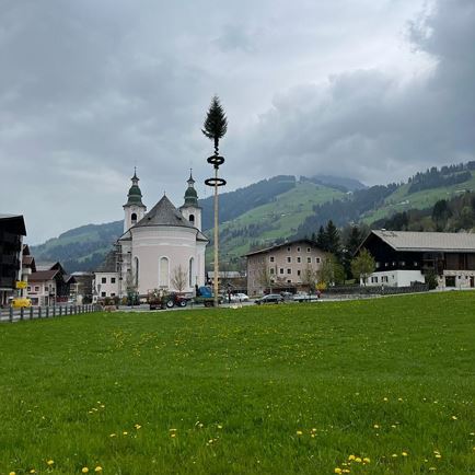 Meiboom erectie van de plattelandsjongeren Brixen im Thale