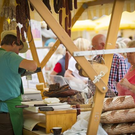 A culinary and historical tour of the weekly market (GlücksErlebnisTage)