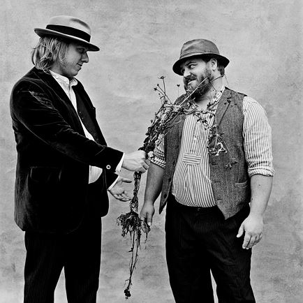 VZ Komma: Tom & Basti 'Zwoaschneidig'