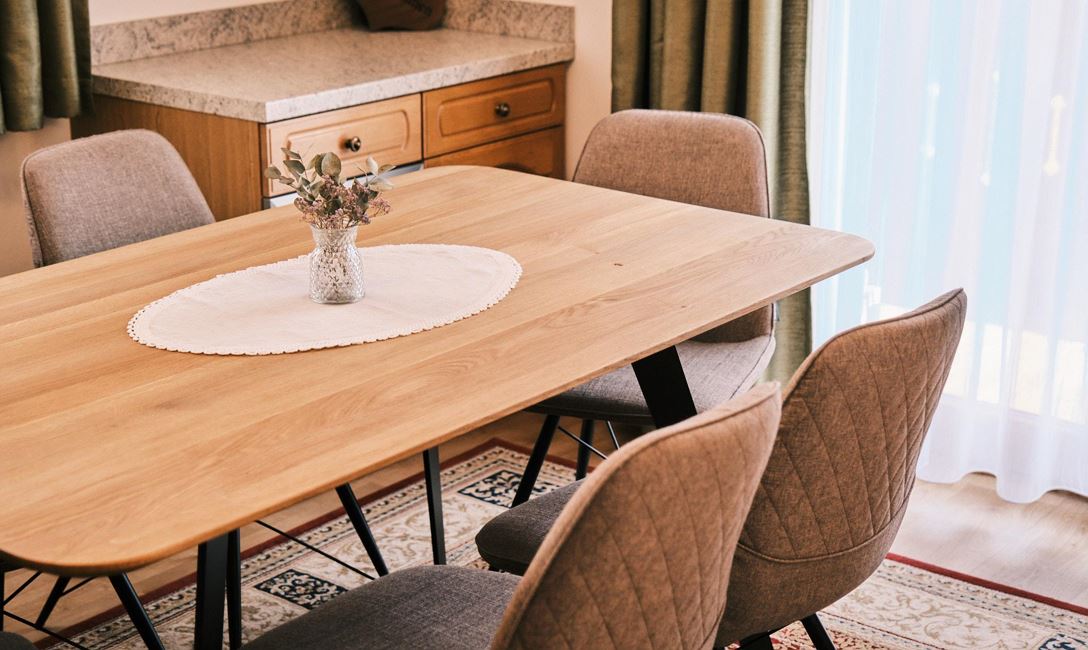 Esstisch in der Wohnküche | Appartement Seppi