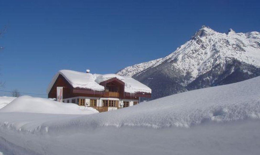 Wanderweg mit Blick zum Haus im Tiefschnee