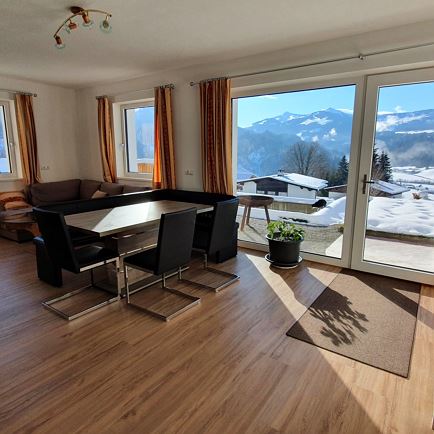 Wohnzimmer mit Ausblick im Winter