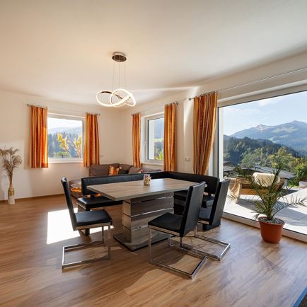 Wohnzimmer mit Panoramafenster