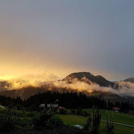 Blick vom Balkon auf Sonnenuntergang und Pölven