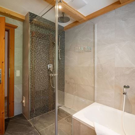 Badezimmer mit Dusche