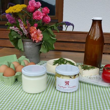 Selbstgemachtes: Eier, Joghurt, Milch, Käse