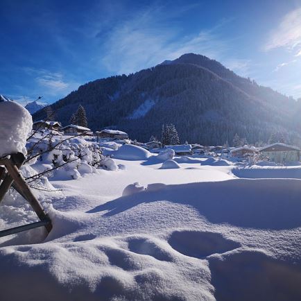 Schwimmbad mit Schnee bedeckt