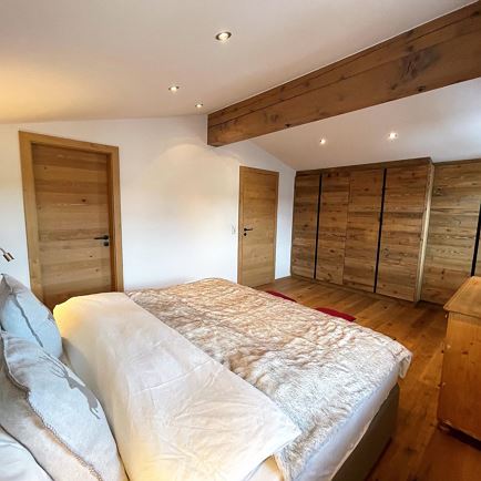 21 Schlafzimmerschrank