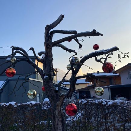 Baum mit Kugeln