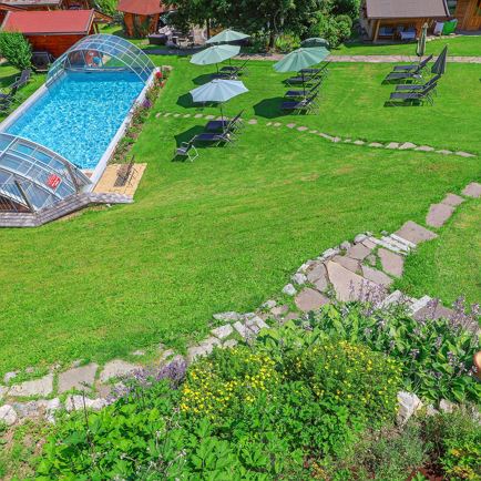 5000 m² Garten mit beheiztem und überdachtem Pool