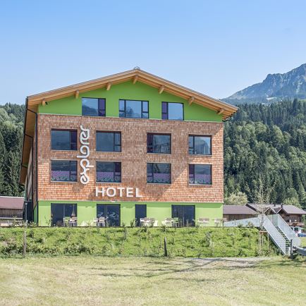 Explorer Hotel mit Blick auf das Kitzbüheler Horn