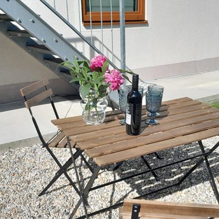 Kleiner Garten mit Sitzgelegenheit