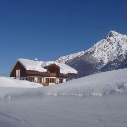 Wanderweg mit Blick zum Haus im Tiefschnee