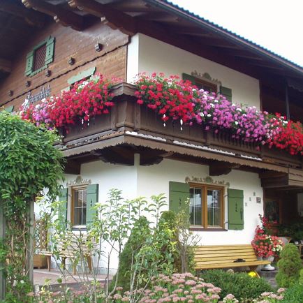 Haus mit Blumenpracht