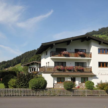 Appartementhaus im Sommer