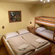 5_Schlafzimmer mit Doppelbett und Stockbett