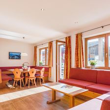Apartment 1, Essbereich und Sofa