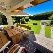 Terrasse und eigener Garten der Gartenwohnung