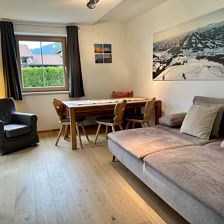 Wohnzimmer mit Couch und Essbereich