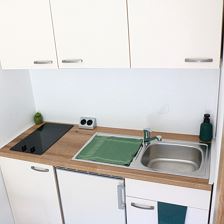 Küchenzeile mit Kochfeld und Kühlschrank