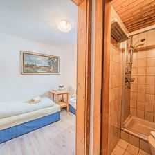 Schlafzimmer 3 + Bad