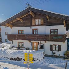 Stammhaus Gamper Außenansicht Eingang Winter