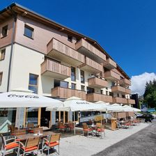 Außenansicht + Terrasse Restaurant