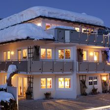 Hausansicht Winter Appartementhaus Charisma