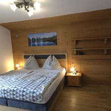 Doppelbettzimmer mit Schlafcouch im Obergeschoss