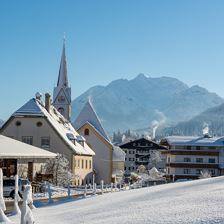 Winterlandschaft Pfarrkirche mit Spielberg 1 © Pet
