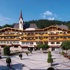 Hotelfassade im Sommer