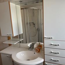 Bad mit Duchse WC und Waschtisch