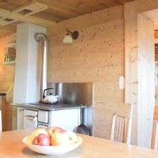 Küche mit Holzherd zum Kochen und Heizen