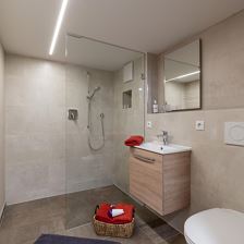 Badezimmer vom neuwertigem Vierbettzimmer