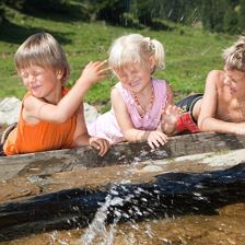 kinder-plantschen-am-wasser-im-brixental