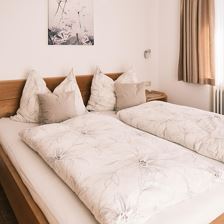 Gemütliches Doppelzimmer aus Holz mit eigenem Bad